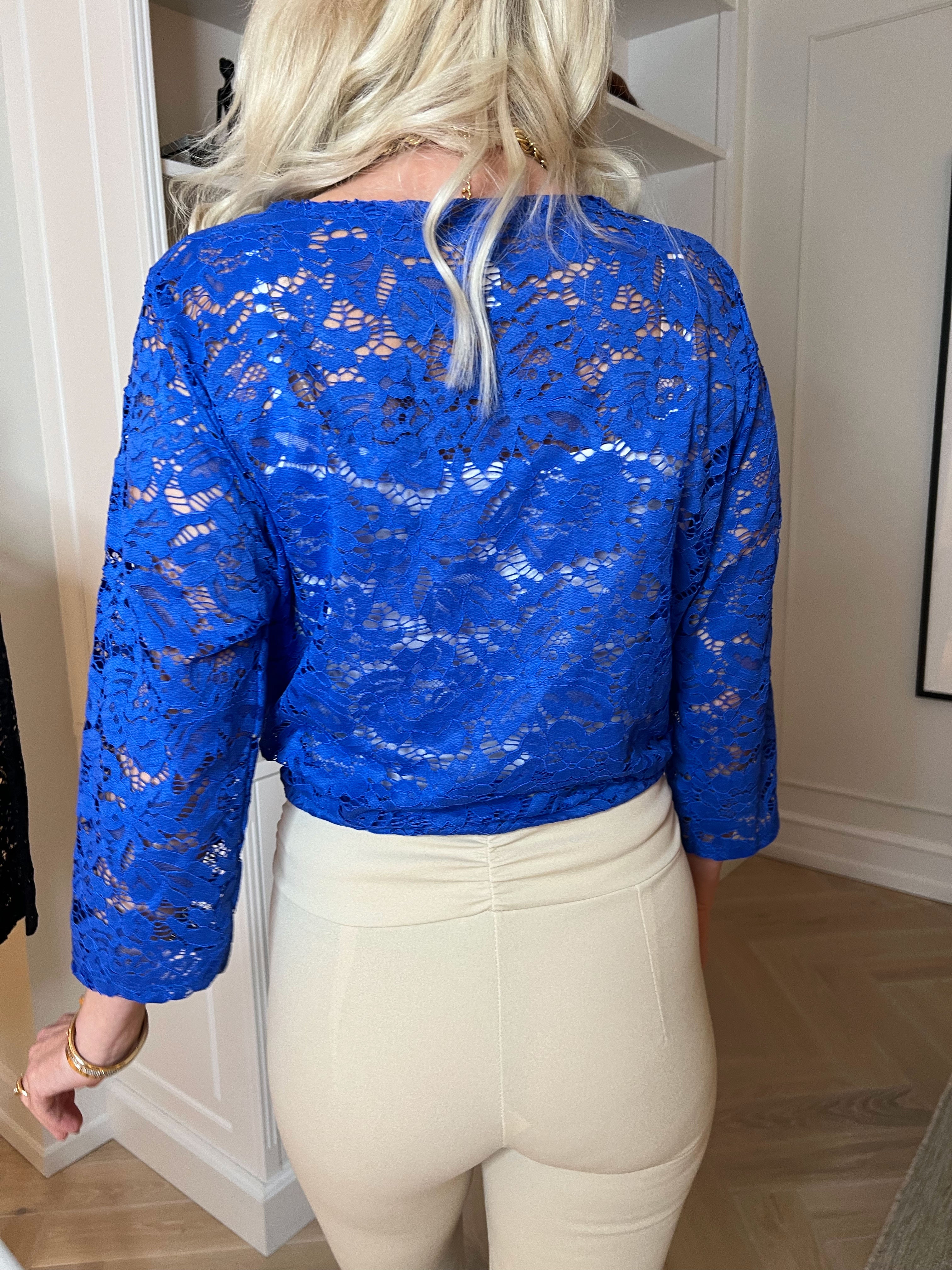 Jen - Kort blondecardigan med mulighed for knude foran